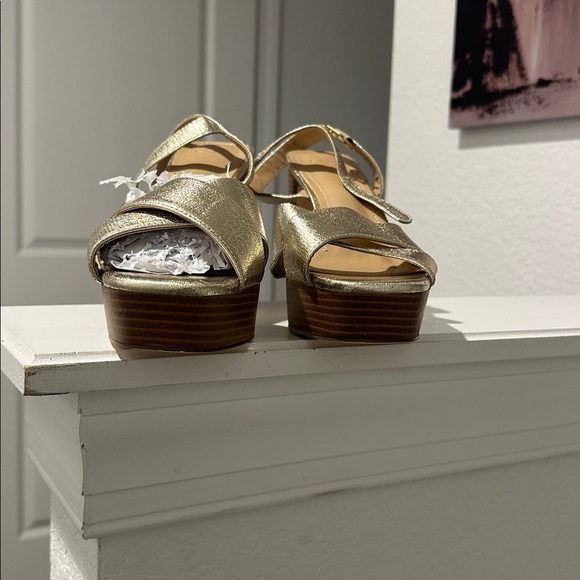 Elegant Gold Platform Sandals - Picture 5 of 5